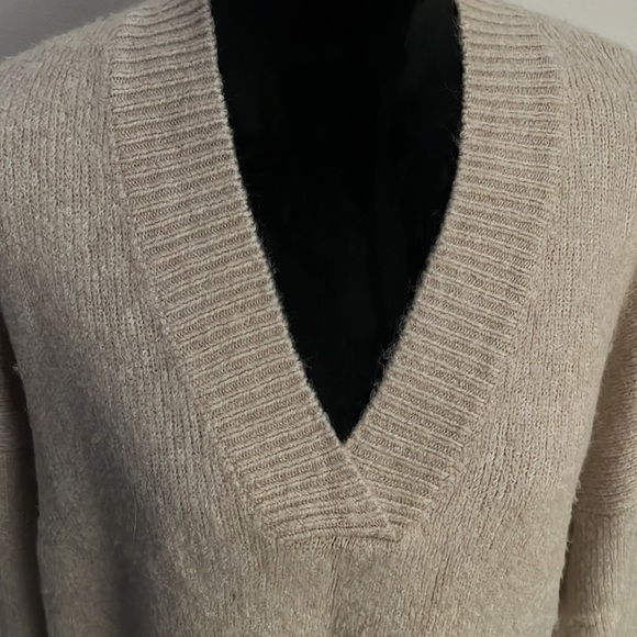 Express tan relaxed fussy long sleeves sweater Sz XS - Picture 3 of 8